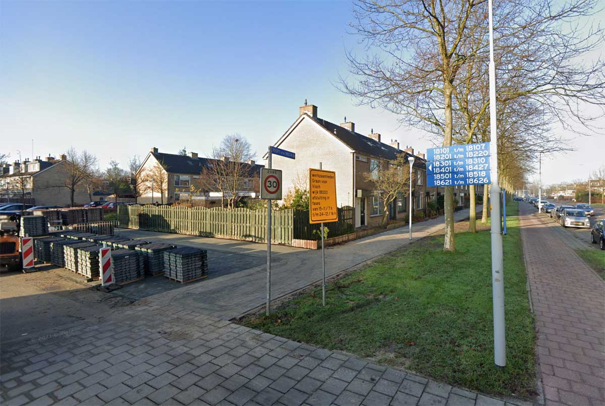 In de wijk Graan voor Visch (Hoofddorp) is een speciaal huisnummeringsysteem toegepast dat loopt van 13000 tot 19999 dat werkt als een soort postcodesysteem maar vanwege verregaande onhandigheid geen navolging heeft gekregen.