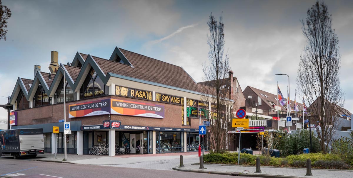 Winkelcentrum, buurtcentrum, woningen, bibliotheek De Terp Capelle aan den IJssel. Bron: www.robonderneemt.nl